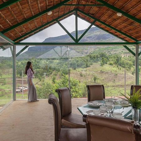 Stayvista'S Ficus Farms - Mountain-View Haven With Rustic Artsy Interiors, Outdoor Pool, Glasshouse, Home Theatre & Karaoke Delight Igatpuri Kültér fotó