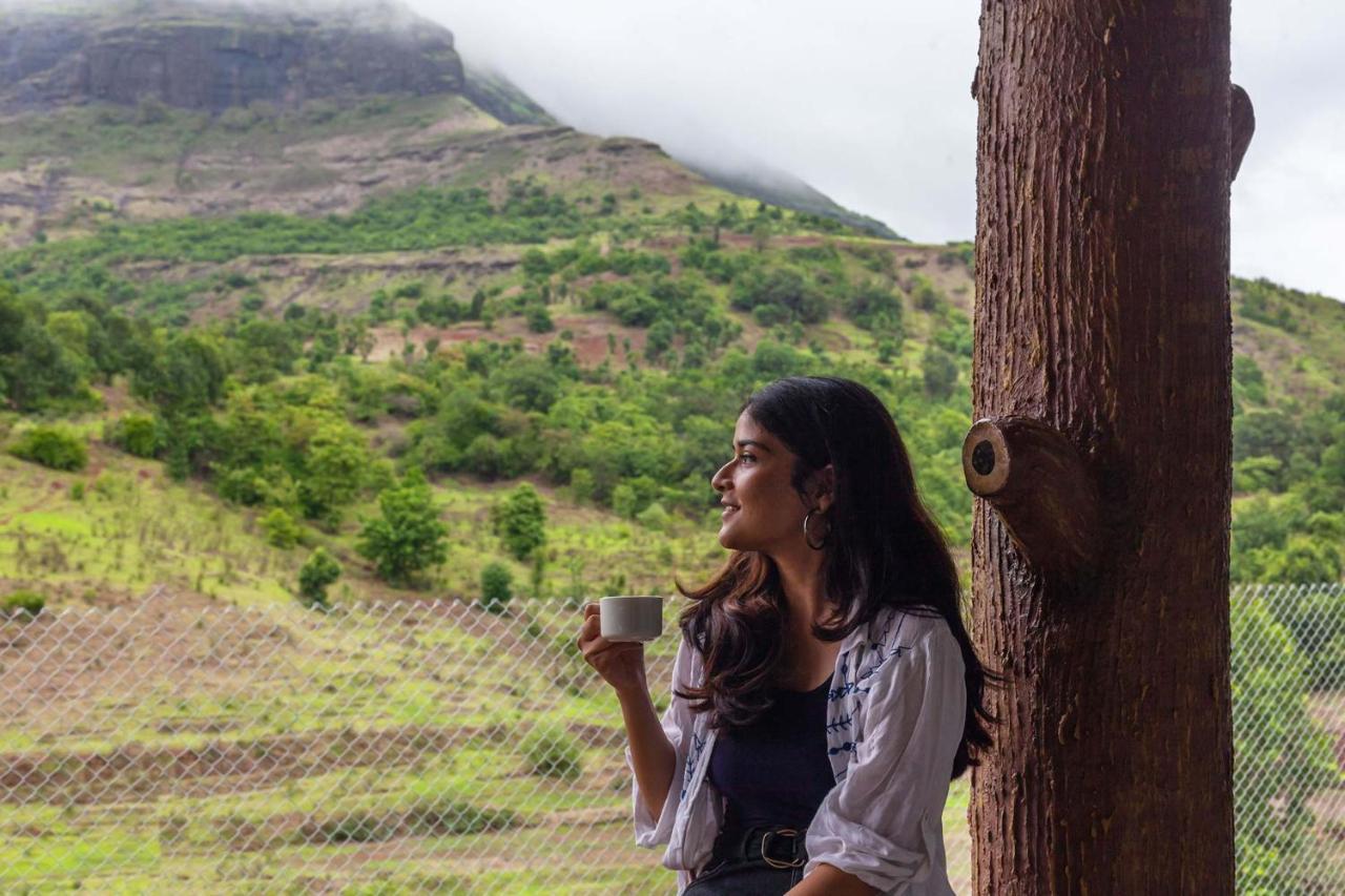 Stayvista'S Ficus Farms - Mountain-View Haven With Rustic Artsy Interiors, Outdoor Pool, Glasshouse, Home Theatre & Karaoke Delight Igatpuri Kültér fotó
