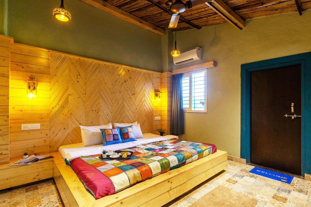 Stayvista'S Ficus Farms - Mountain-View Haven With Rustic Artsy Interiors, Outdoor Pool, Glasshouse, Home Theatre & Karaoke Delight Igatpuri Kültér fotó