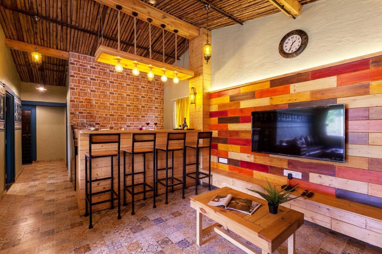 Stayvista'S Ficus Farms - Mountain-View Haven With Rustic Artsy Interiors, Outdoor Pool, Glasshouse, Home Theatre & Karaoke Delight Igatpuri Kültér fotó