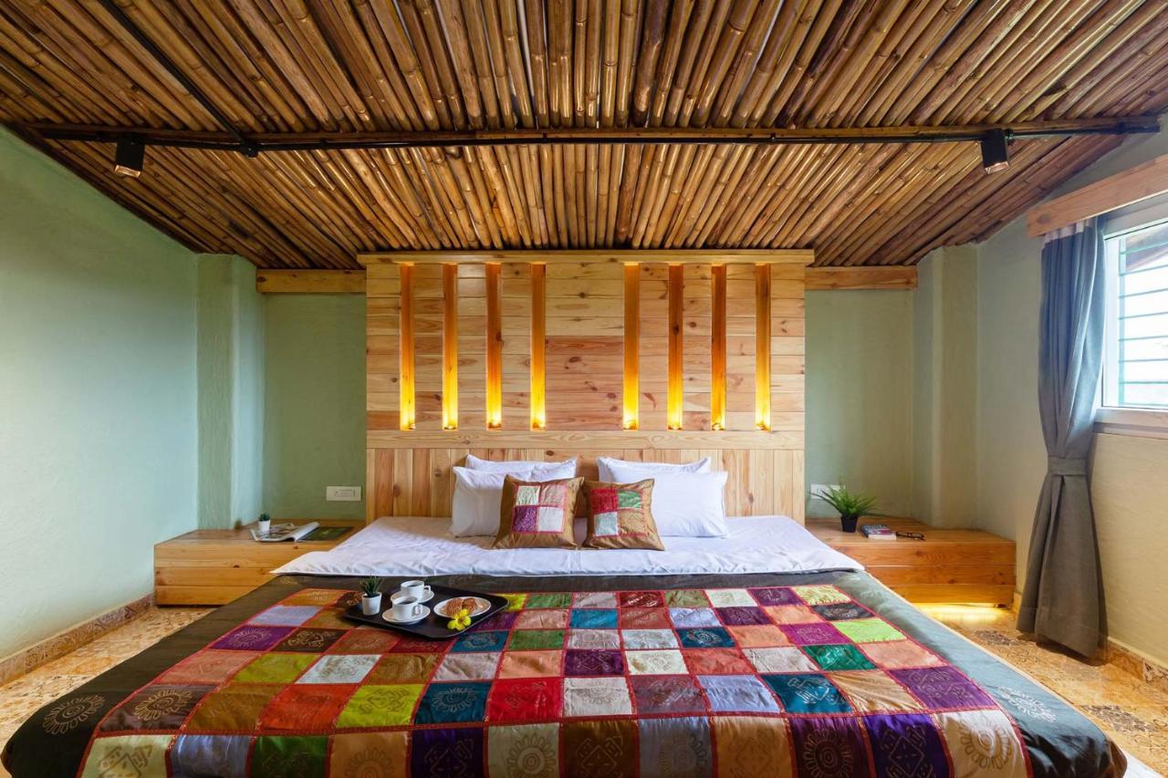 Stayvista'S Ficus Farms - Mountain-View Haven With Rustic Artsy Interiors, Outdoor Pool, Glasshouse, Home Theatre & Karaoke Delight Igatpuri Kültér fotó